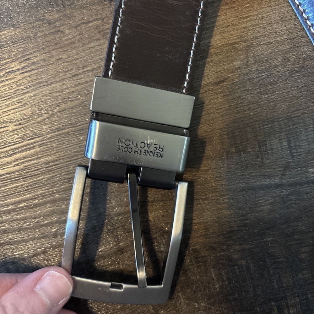 Kenneth Cole Reaction  Reversible Black and Brown Leather Belt - Size 42 - Picture 2 of 6